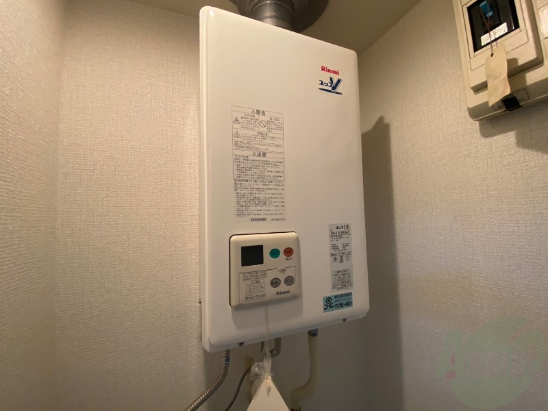 その他　ガス給湯器です。操作しやすいパネルになってます。