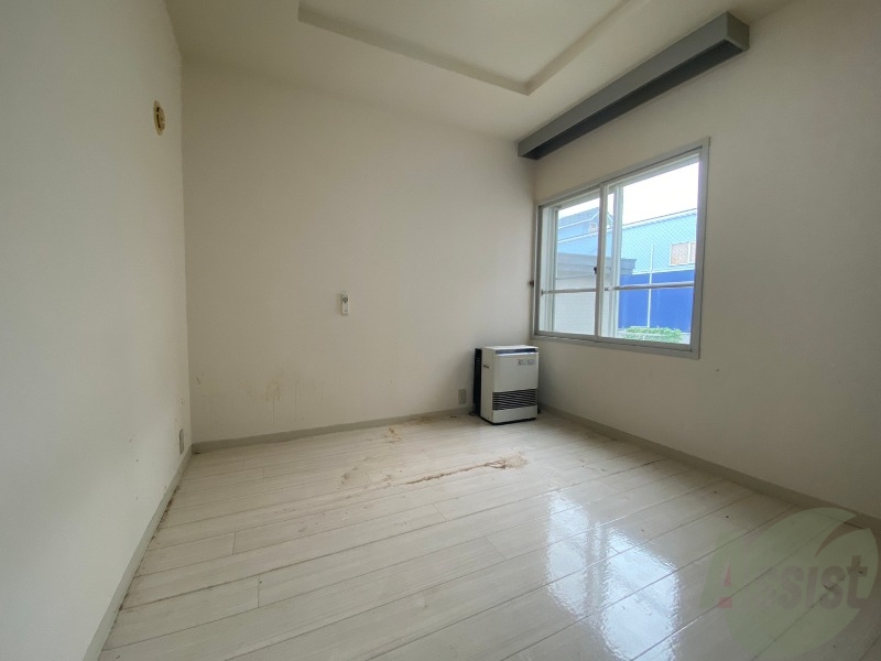 その他部屋・スペース　寝室はこちらです。光が差し込む、温かみのあるお部屋です。