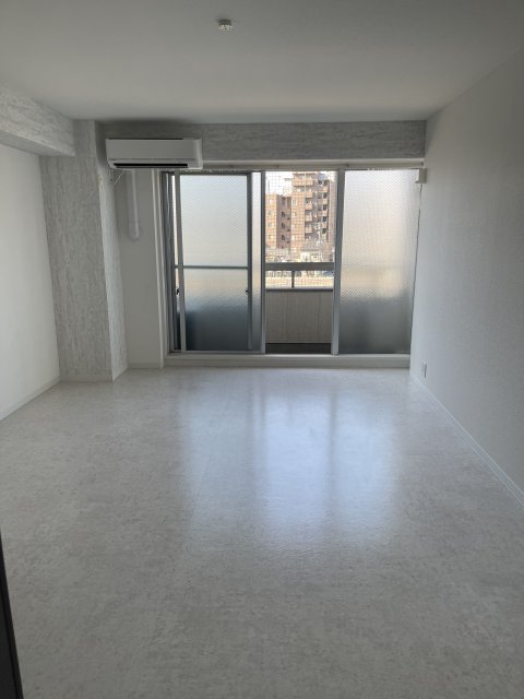 居室・リビング　同物件別室です。