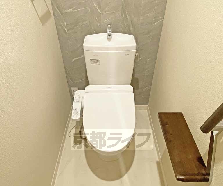 トイレ　ウォシュレット機能付きのトイレです。