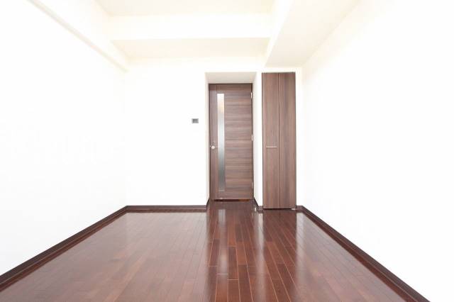 居室・リビング　ダークブラウンのオシャレな部屋です。