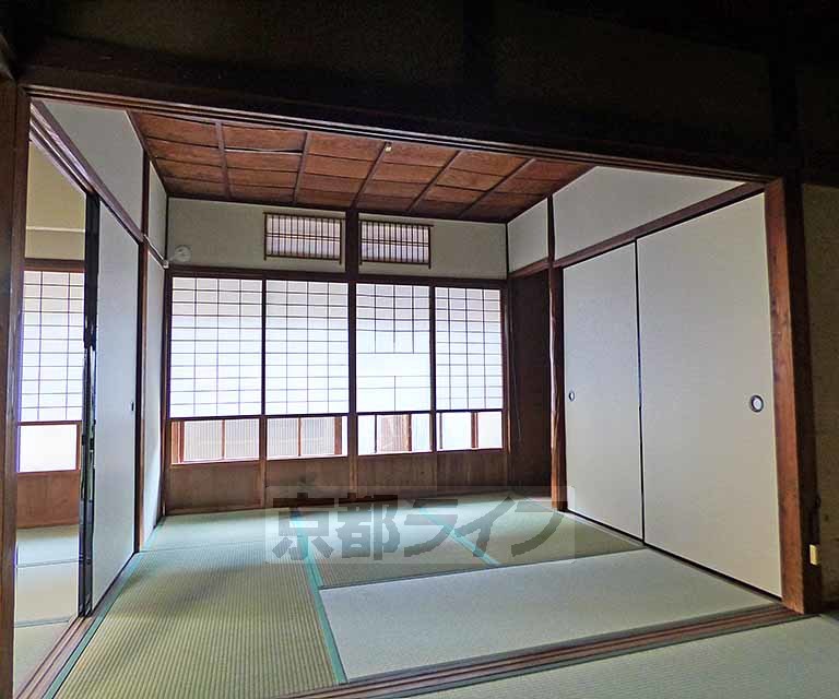 居室・リビング　広々とした和室です。