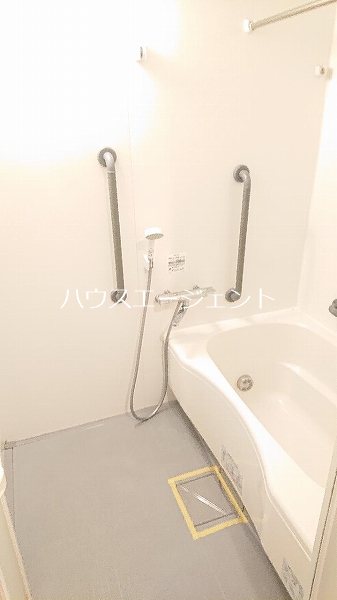 バス・シャワールーム　広々としたお風呂で1日の疲れを癒やせそうです。※参考画像
