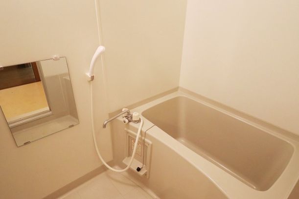 バス・シャワールーム　別号室の写真となります（反転タイプ）