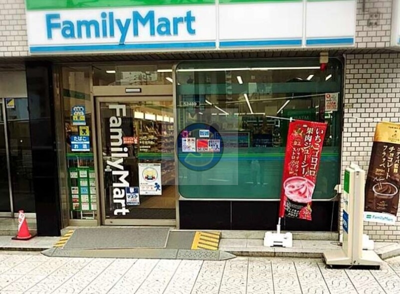 コンビニ　ファミリーマート本町駅西店（コンビニ）まで76m