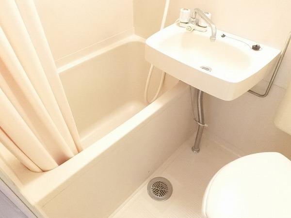 バス・シャワールーム　キレイにリフォームされています！