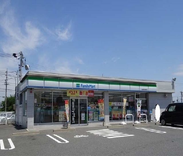 コンビニ　ファミリーマート（コンビニ）まで600m