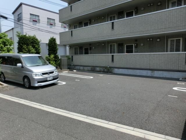 駐車場　敷地内駐車場完備