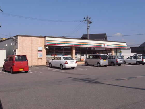 コンビニ　セブンイレブン富山下くつわだ店（コンビニ）まで166m