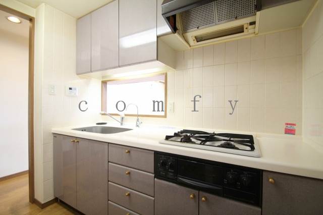 キッチン　ゆとりある広さの独立キッチン