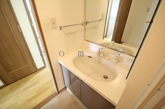 洗面設備　シャワー付き独立洗面台