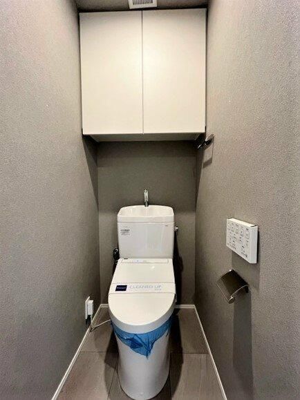 トイレ　落ち着いた色調のトイレです