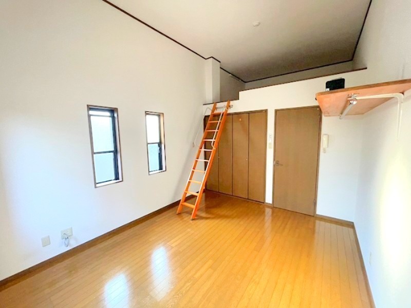 居室・リビング　洋室8畳と広々◎