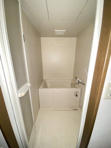 バス・シャワールーム　リビング横洋室収納