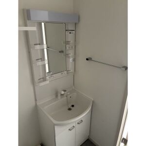洗面設備　ゆったりとスペースのある洗面所