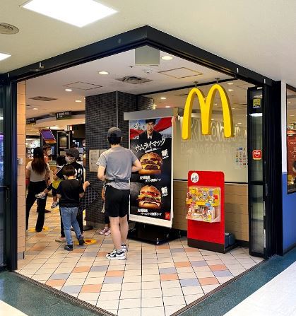 飲食店　マクドナルド大森駅北口店（飲食店）まで52m