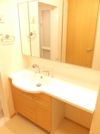 洗面設備　独立洗面台、朝の身支度には欠かせません