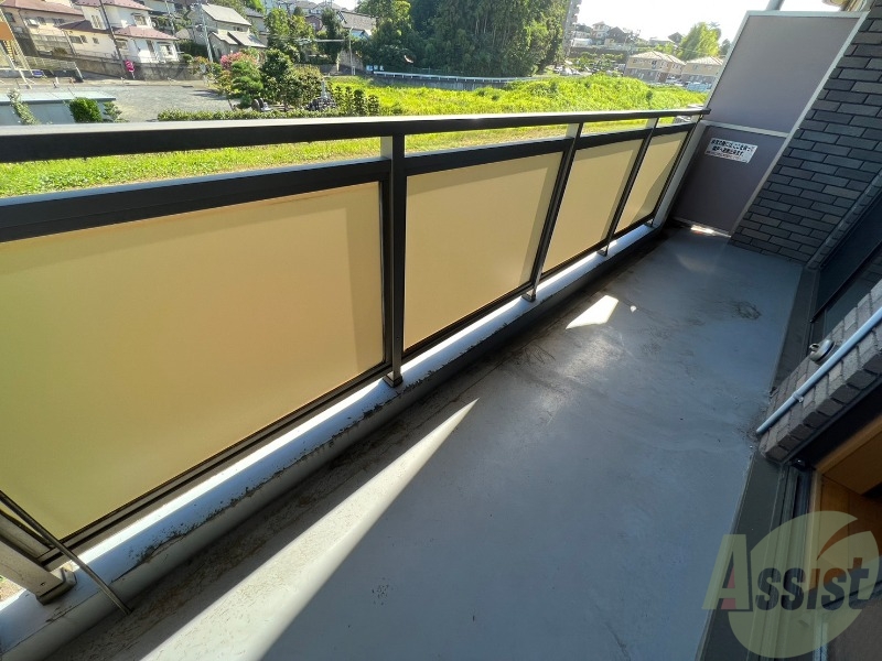 バルコニー　バルコニースペースも広く、洗濯物も問題なく干せそうですね。