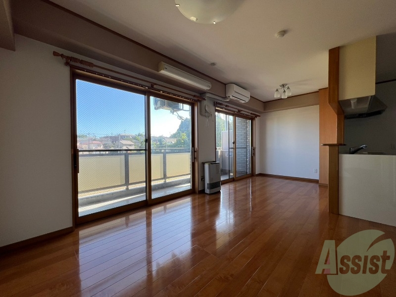 居室・リビング　陽当たりが良く、広々として過ごしやすそうです。