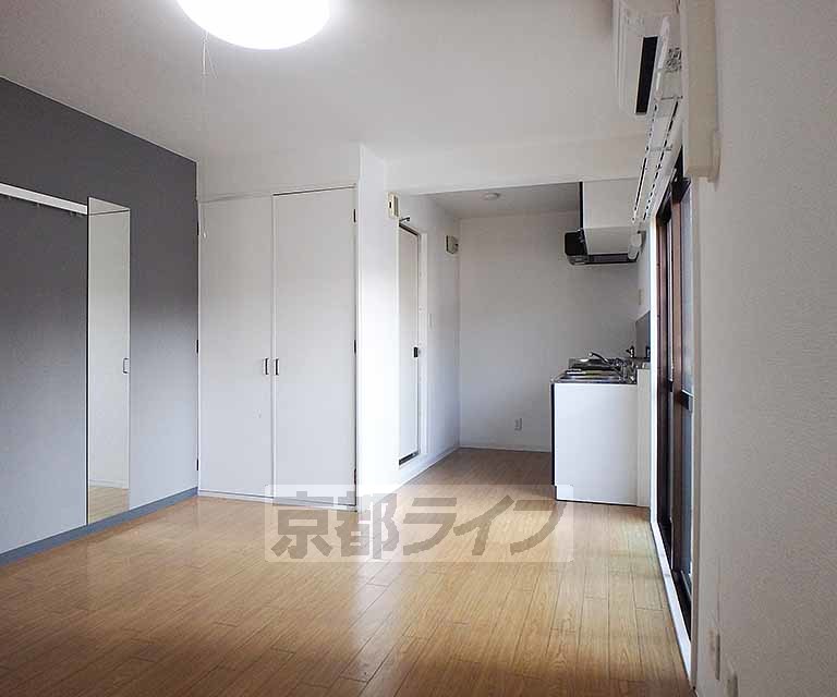 居室・リビング　アクセントクロスが印象的なお部屋です。