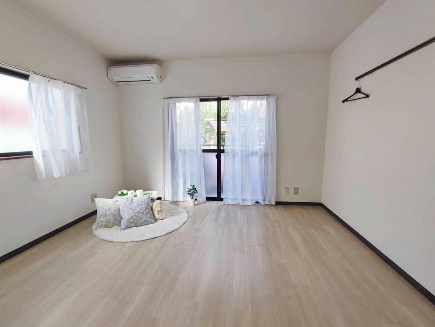 居室・リビング　柔らかい光で包まれる広い部屋は落ち着きます♪