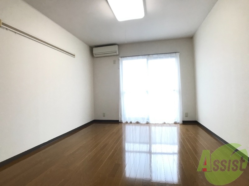 居室・リビング　７．４帖の洋室です。生活のメインとなる部屋ですね。