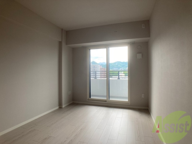 その他部屋・スペース　寝室はこちらです。光が差し込む、温かみのあるお部屋です。