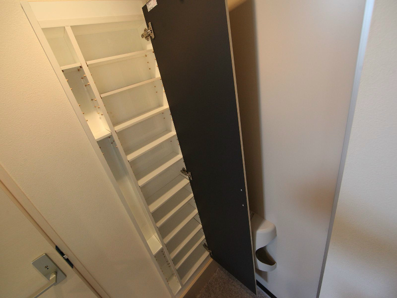 玄関　玄関　シューズボックス付（収納充実してます）