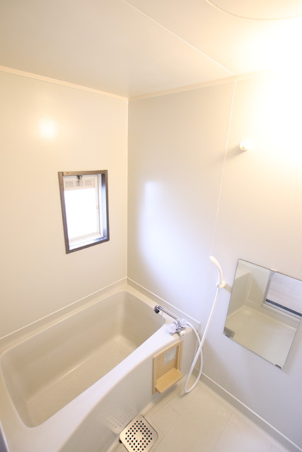 バス・シャワールーム　お風呂に小窓があるのは嬉しいですね