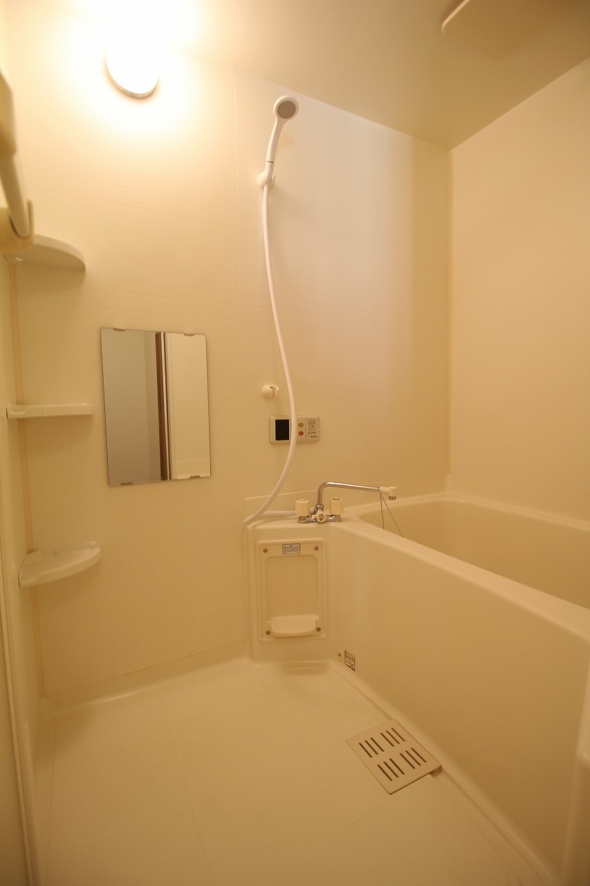 バス・シャワールーム　コンパクトで使いやすいお風呂です