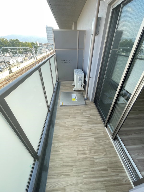 バルコニー　1号室・5号室はバルコニーで物干し掛けありません。