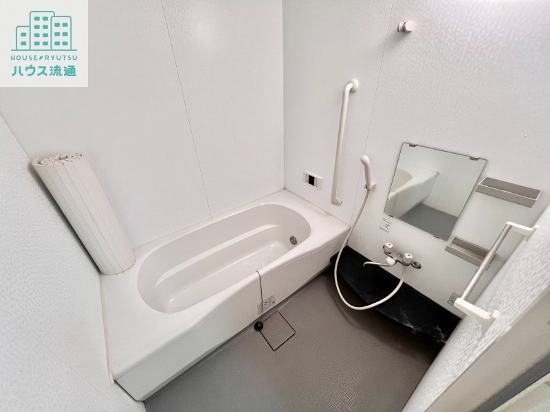 バス・シャワールーム　※別号室・間取り反転タイプの室内写真です