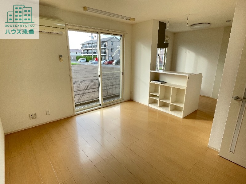 居室・リビング　※別号室・間取り反転タイプの室内写真です