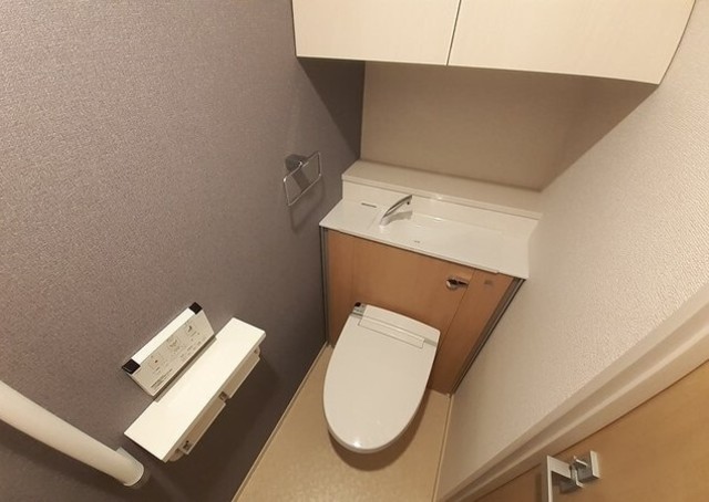 トイレ　人気アイテムの温水洗浄便座。清潔感のあるトイレです。