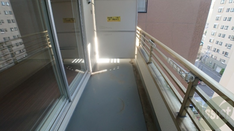 バルコニー　バルコニーは幅があり、広い印象を受けました。