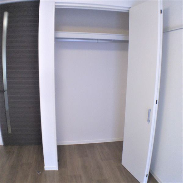 収納　ハンガーポール付のクローゼットあります