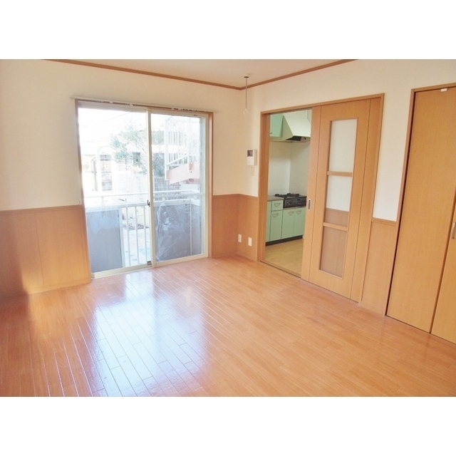 居室・リビング　２面採光の洋室