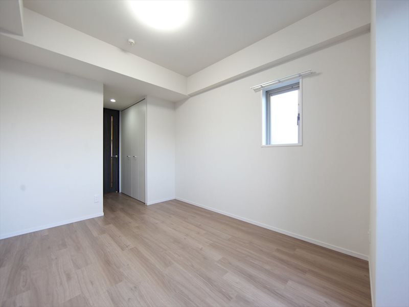 居室・リビング　洋室9.0帖　エアコン付き　バルコニーに面しています