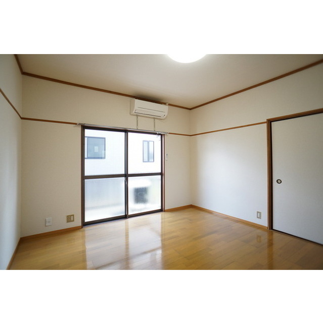 居室・リビング　明るい日差しの室内