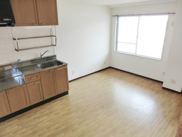 居室・リビング　床色が明るい色合いで、とてもきれいです。