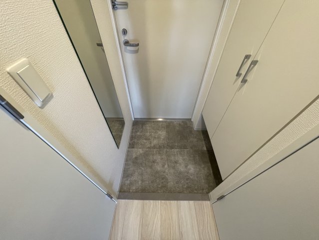 玄関　同物件別部屋写真