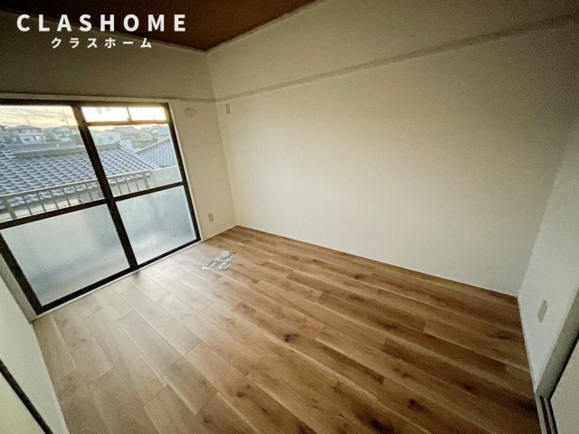 居室・リビング　同物件の別部屋になります。