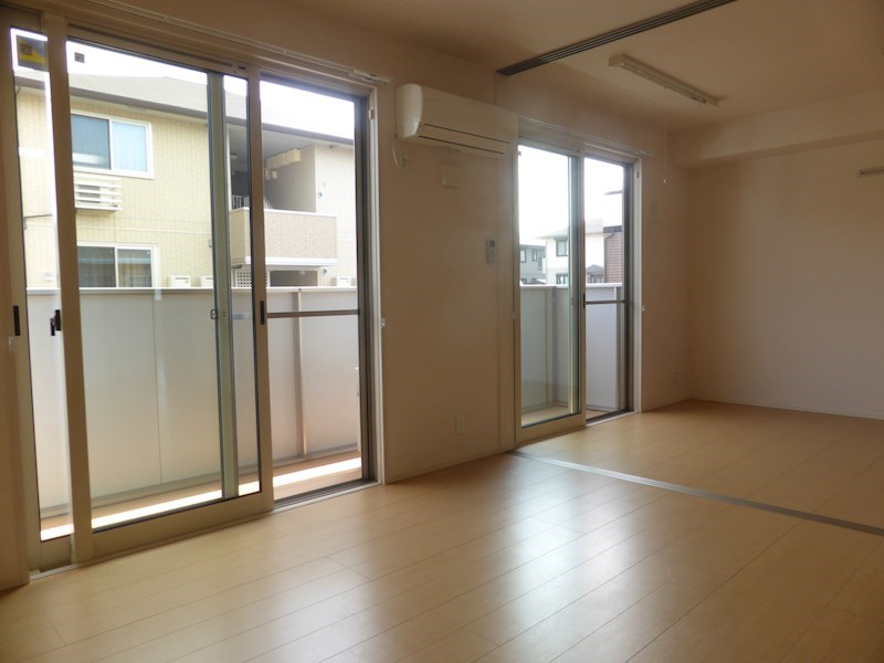 居室・リビング　同物件別部屋