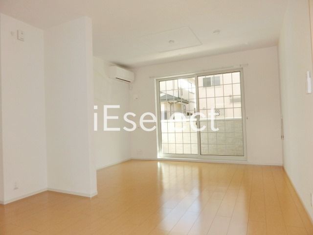 居室・リビング　窓も大きく明るいリビングです