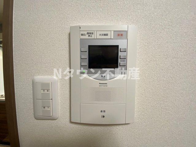 セキュリティ　モニター付きのインターフォンが付いております