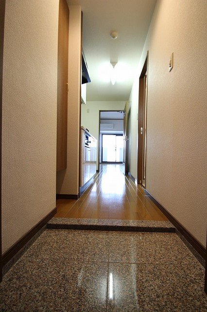 玄関　同物件別号室のものです。