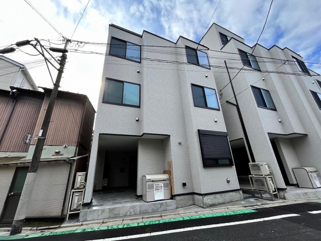 建物外観　４階建ての賃貸マンション