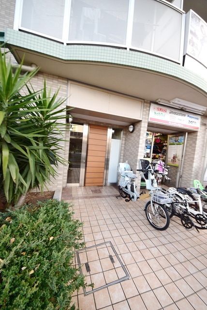 エントランス　★１階に自転車屋さん入ってます★
