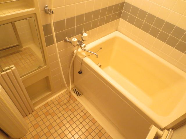 バス・シャワールーム　お風呂は追い焚きできます
