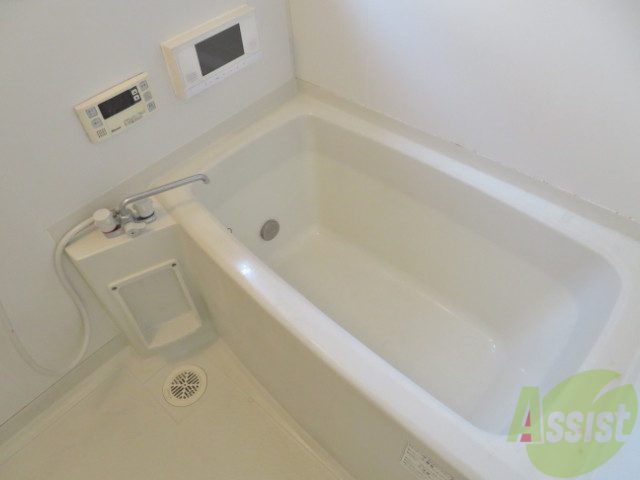 バス・シャワールーム　お風呂には浴室ＴＶが付いています。長風呂には気を付けて。
